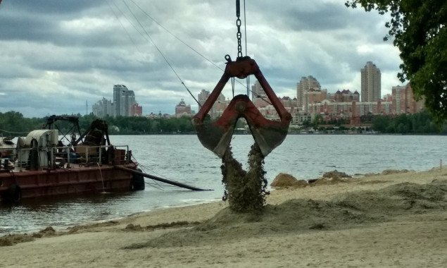 На столичный пляж “Наталка” завезли две баржи чистого песка (фото)