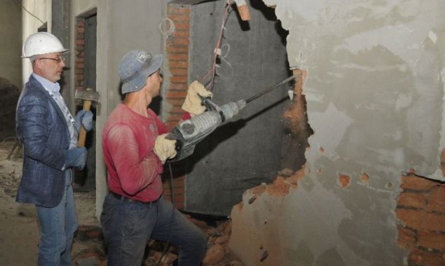 Главу столичной полиции попросили проконтролировать снос незаконных этажей в домах по улице Стеценко, 30