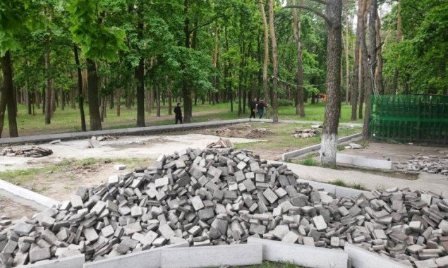 Жители Дарницкого района Киева возмущены строительством кафе в парке Партизанской славы