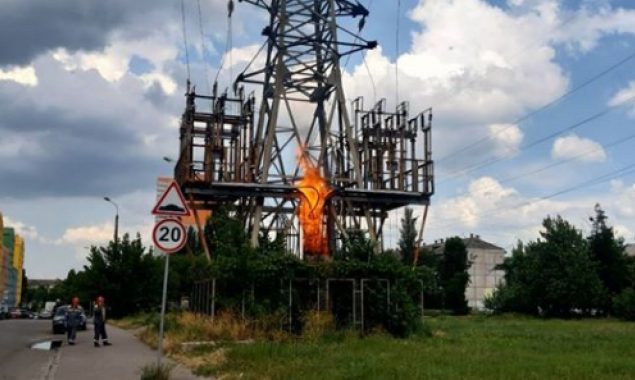 Для ликвидации пожара на электроопоре в Днепровском районе Киева пришлось обесточить несколько улиц (видео)