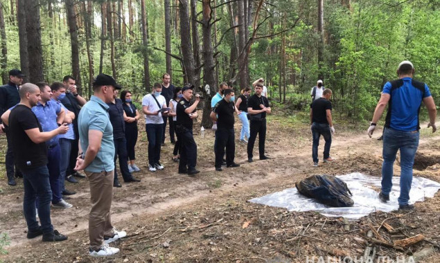 Полиция Киевщины проводит операцию по задержанию мужчины, убившего и закопавшего в лесу двух жителей Славутича (фото, видео)