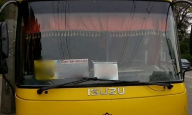 На столичной Лукьяновке патрульные остановили водителя маршрутки, которого еще в прошлом году лишили прав на 10 лет