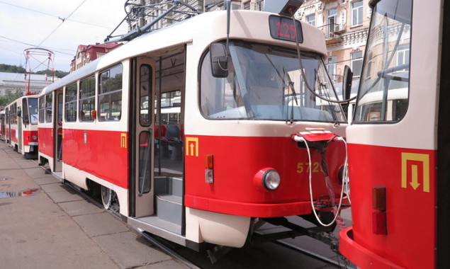 В Киеве неизвестные избили вагоновожатого трамвая №33К за просьбу надеть маски (видео)