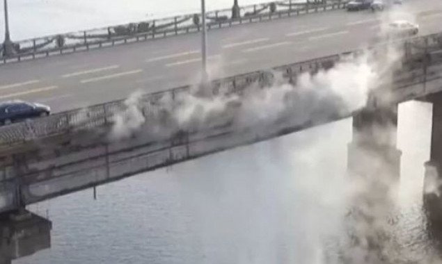 Столичные коммунальщики пообещали за несколько дней ликвидировать прорыв сетей под мостом Патона (видео)
