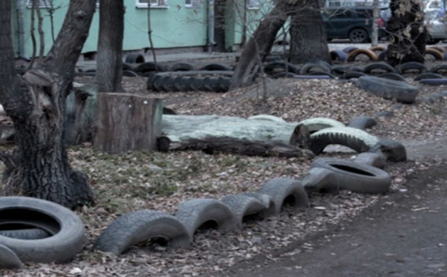 На сайте Киевсовета появилась петиция о запрете использования автомобильных покрышек в столичных дворах и парках
