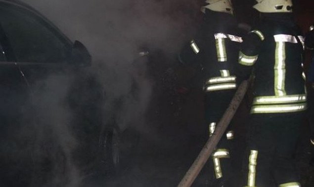 Ночью в Киеве сгорели два автомобиля
