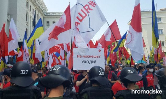 В центре Киева стянули полицию из-за столкновений сторонников двух партий (фото, видео)