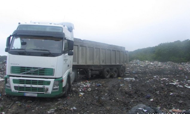 Полиция Киевской области задержала на Сквирщине грузовики с мусором из Львова (фото)