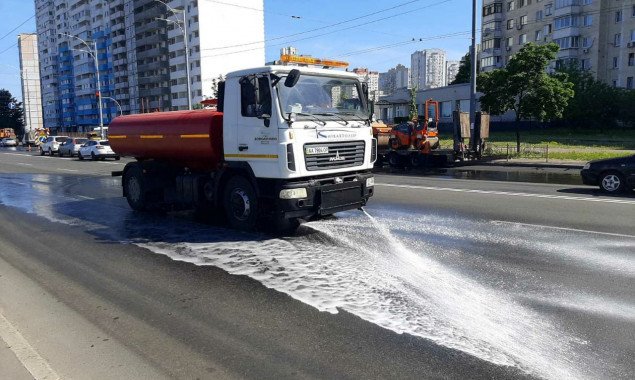 Во время жары в столице усиленно моют и убирают дороги и тротуары