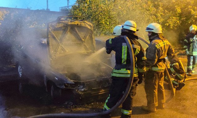 Сегодня ночью на Троещине в Киеве горели два автомобиля (фото)