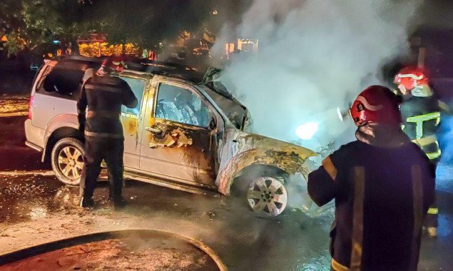 За ночь во дворах столичных многоэтажек сгорели два автомобиля (фото)