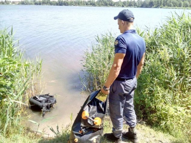 Спасатели достали двоих утопленников из озер в Киеве