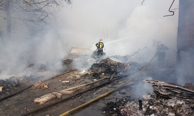 В Соломенском районе Киева спасатели потушили пожар на складах (фото)