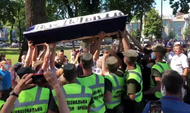 Жители Васильковщины пришли с символическим гробом к Раде,  протестуя против ликвидации Васильковского района (видео)