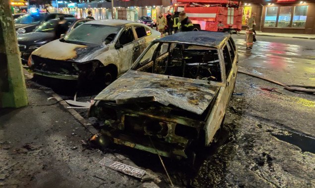 В Киеве пожар с припаркованного автомобиля перекинулся еще на три машины (фото)