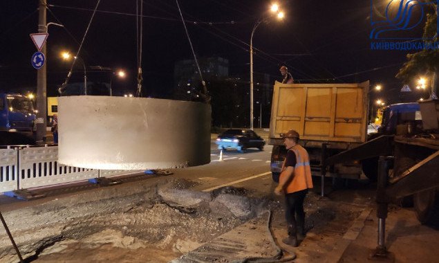 В Киеве из-за аварии на канализационном коллекторе на пересечении просп. Порика и просп. Правды ограничено движение