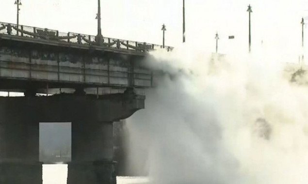 На мосту Патона вновь прорвало трубу (видео)