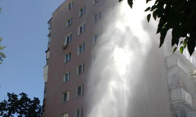 На столичных Березняках столб воды из прорвавшей трубы достиг 9 этажа многоэтажки (фото, видео)