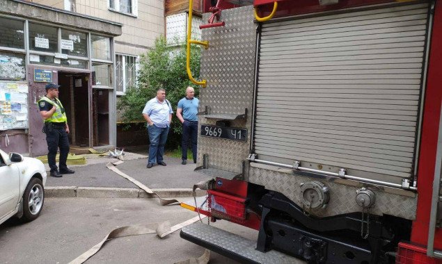 В Киеве из-за утечки газа спасатели эвакуировали жителей жилой многоэтажки по улице Радужной