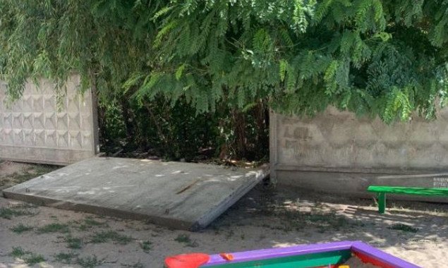 На детскую площадку на проспекте Науки в Киеве упал бетонный забор (фото)