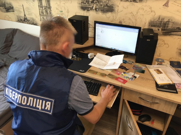 В Киеве киберполиция задержала мужчину за сбыт секретной информации центральных органов исполнительной власти