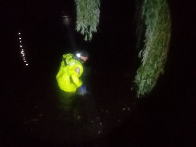 Столичные спасатели достали тело женщины из водоема у Кольцевой дороги