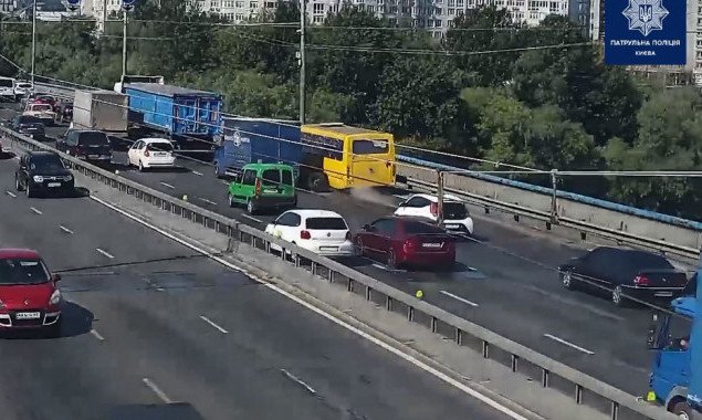 На Северном мосту в Киеве у автобуса на ходу отвалилось колесо (видео)
