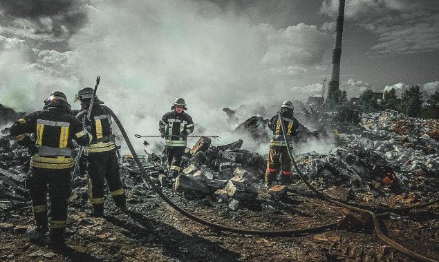 На улице Коллекторной в Киеве горела свалка мусора