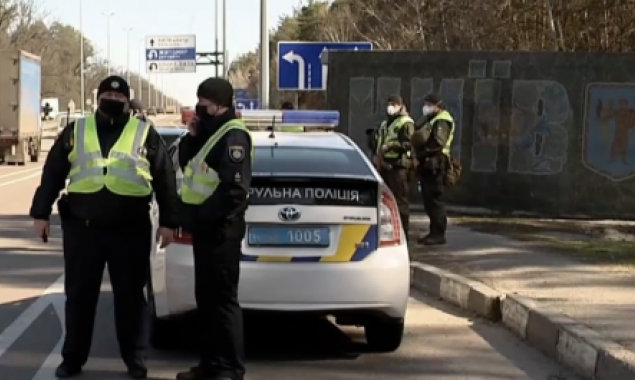 Жители Дарницкого района Киева просят навести порядок с бетонным блокпостом на Бориспольском шоссе