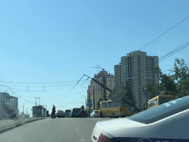 В результате ДТП с экскаватором у метро “Черниговская” электроопора упала и повисла на проводах (фото)