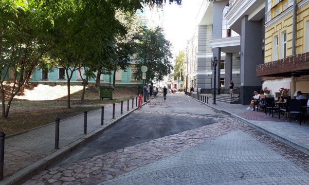 С 19 августа Десятинный переулок в центре Киева стал пешеходным (фото)