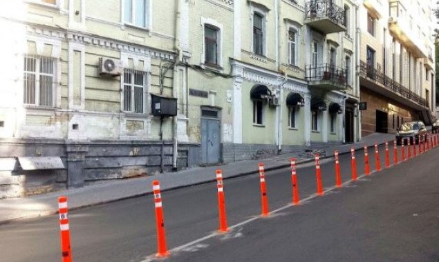 На улице Круглоуниверситетской в Киеве установили делиниаторы (фото)