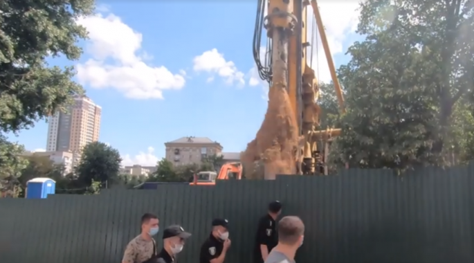 Столичные власти пообещали остановить скандальную стройку на улице Гарматной