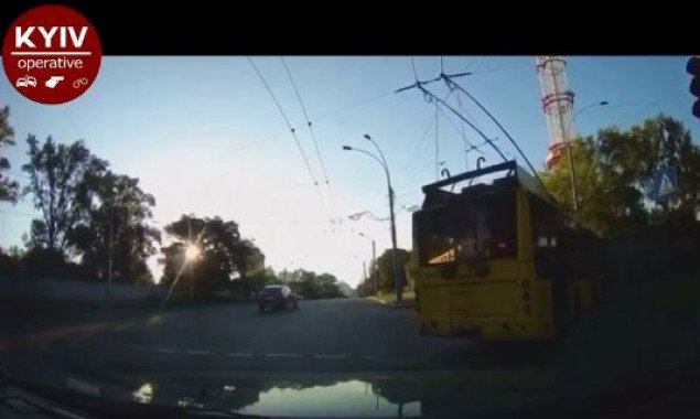 В Киеве штанга троллейбуса разбила лобовое стекло двигавшегося сзади автомобиля (видео)