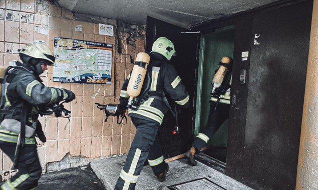 При ликвидации пожара на Лесном массиве в Киеве спасатели обнаружили тело женщины