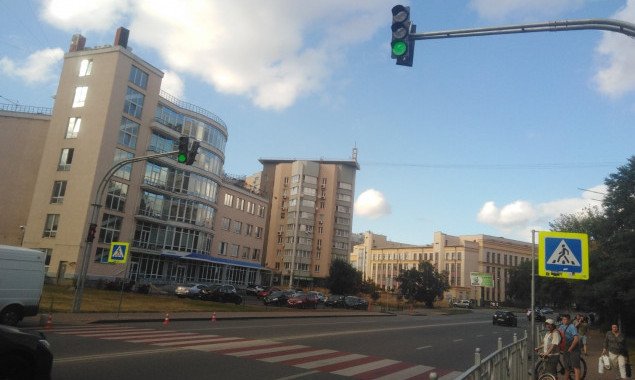 После длительного простоя наконец-то начал работать светофорный объект в Днепровском районе Киева