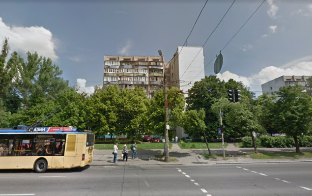 Столичную власть попросили отреагировать на трещину в 9 этажей на фасаде дома по улице Выговского