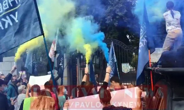 В Киеве митингующие инвесторы “Укрбуда” перекрывали Воздухофлотский проспект (видео)