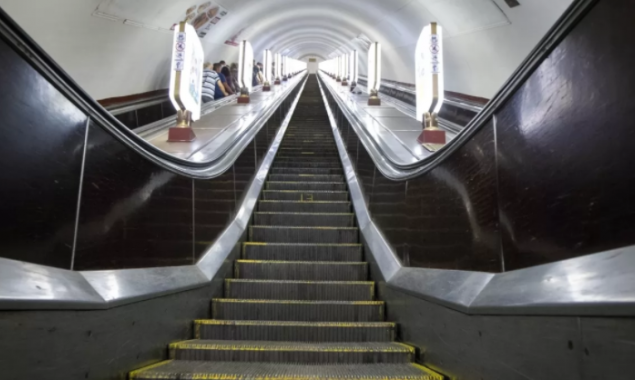 На метро “Вокзальная” в Киеве закончили ремонт эскалатора