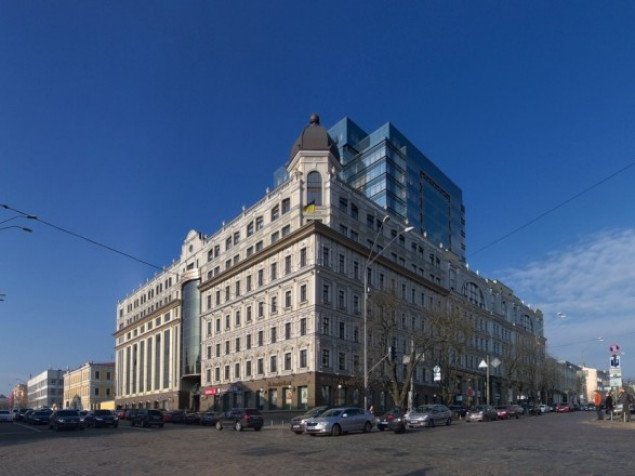 В центре Киева мужчина захватил помещение банка и угрожает взрывом