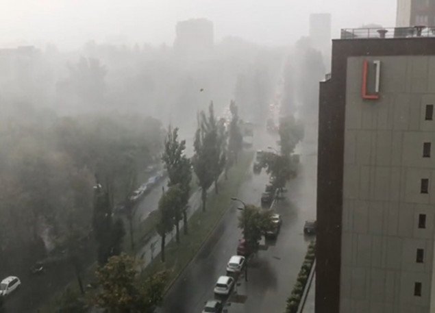 В ближайшие 2 часа в Киеве вновь ожидается ливень, гроза и шквальный ветер