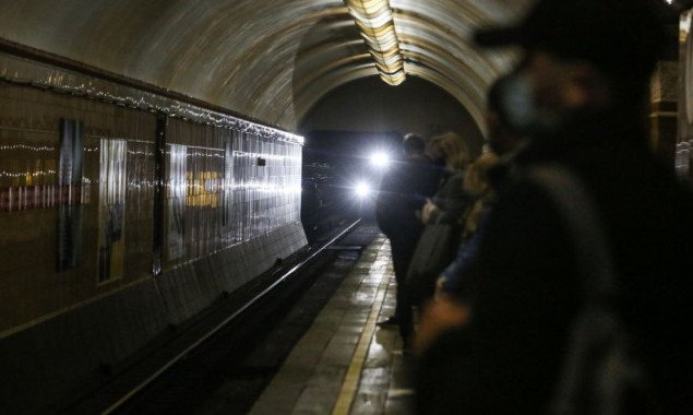 Полиция расследует смертельное падение мужчины с вагона киевского метро