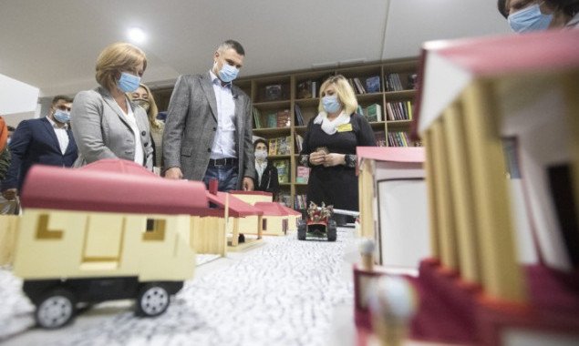 Віталій Кличко у День бібліотек відвідав сучасний бібліохаб на Троєщині (фото, відео)
