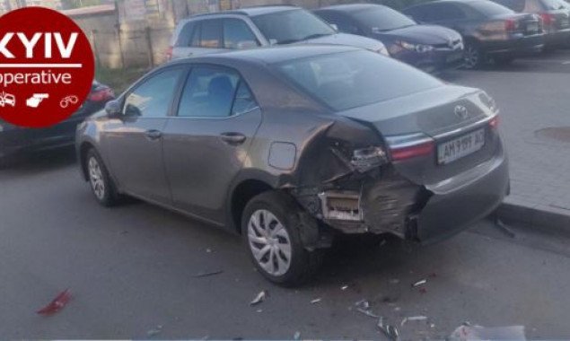 На столичном Виноградаре неизвестный разбил на парковке 5 машин (фото, видео)