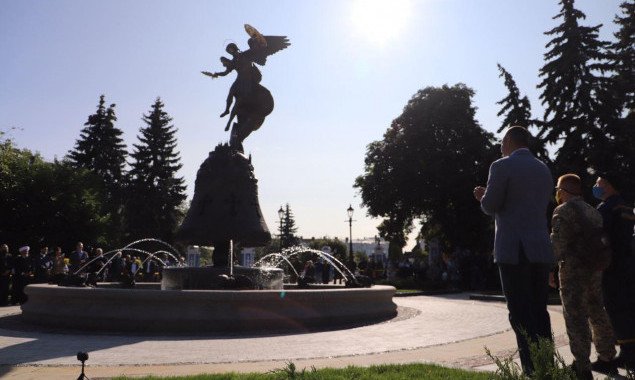 На Владимирской горке появился фонтан со скульптурой Архистратига Михаила (фото)