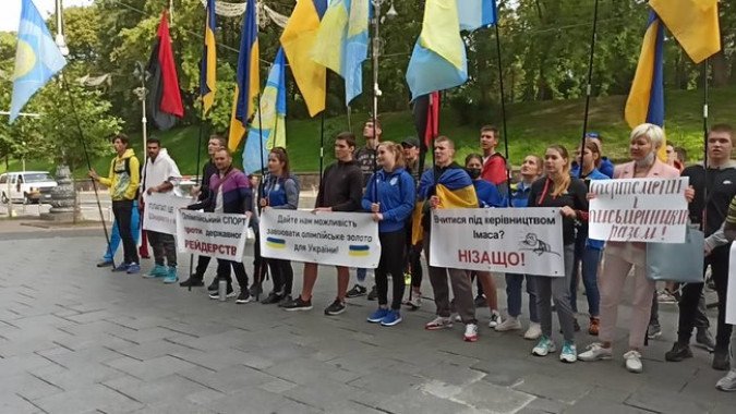 Под Кабмином студенты Олимпийского колледжа требуют отставки Шкарлета и Гутцайта (фото, видео)