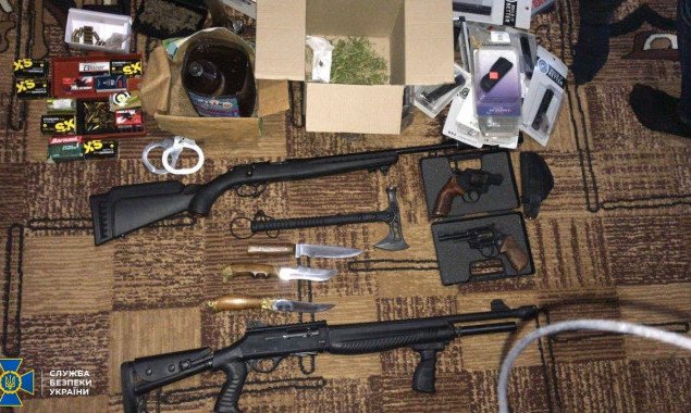 СБУ отчиталась о разоблачении торговцев оружием в Киеве (фото)