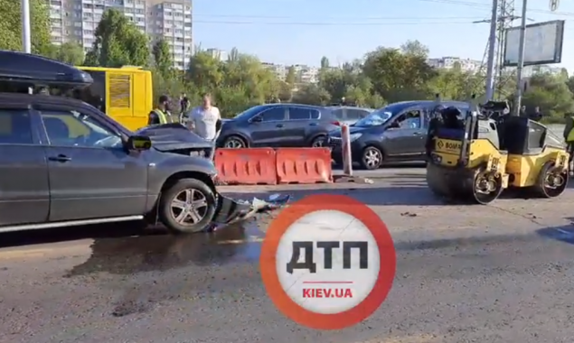 В Киеве внедорожник протаранил каток и травмировал дорожного рабочего