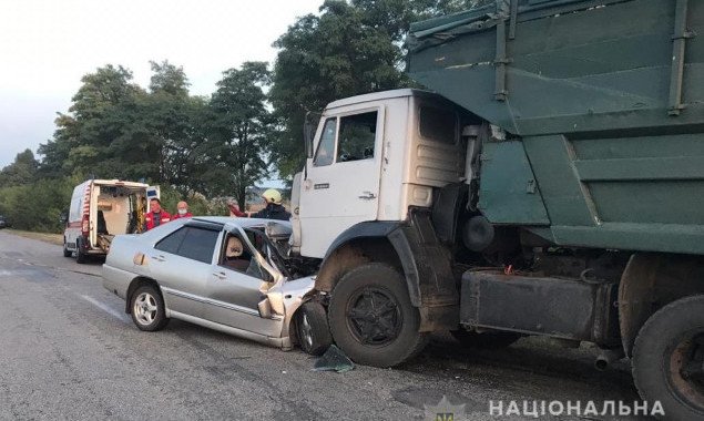 На Киевщине в результате столкновения КАМАЗа с легковым автомобилем погибла пассажирка и ее 16-летняя дочь
