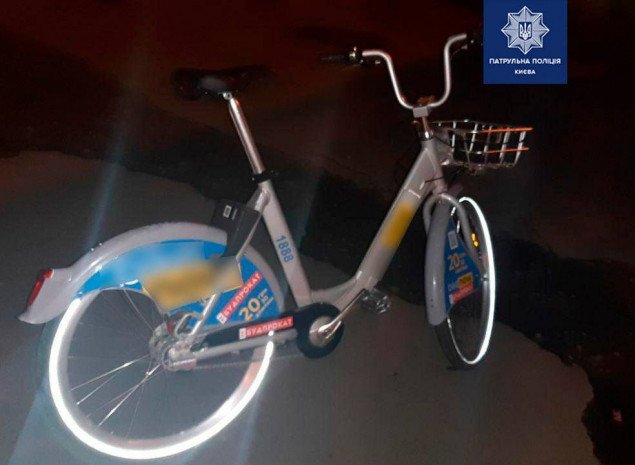 В Киеве патрульные задержали мужчину за попытку украсть прокатный велосипед